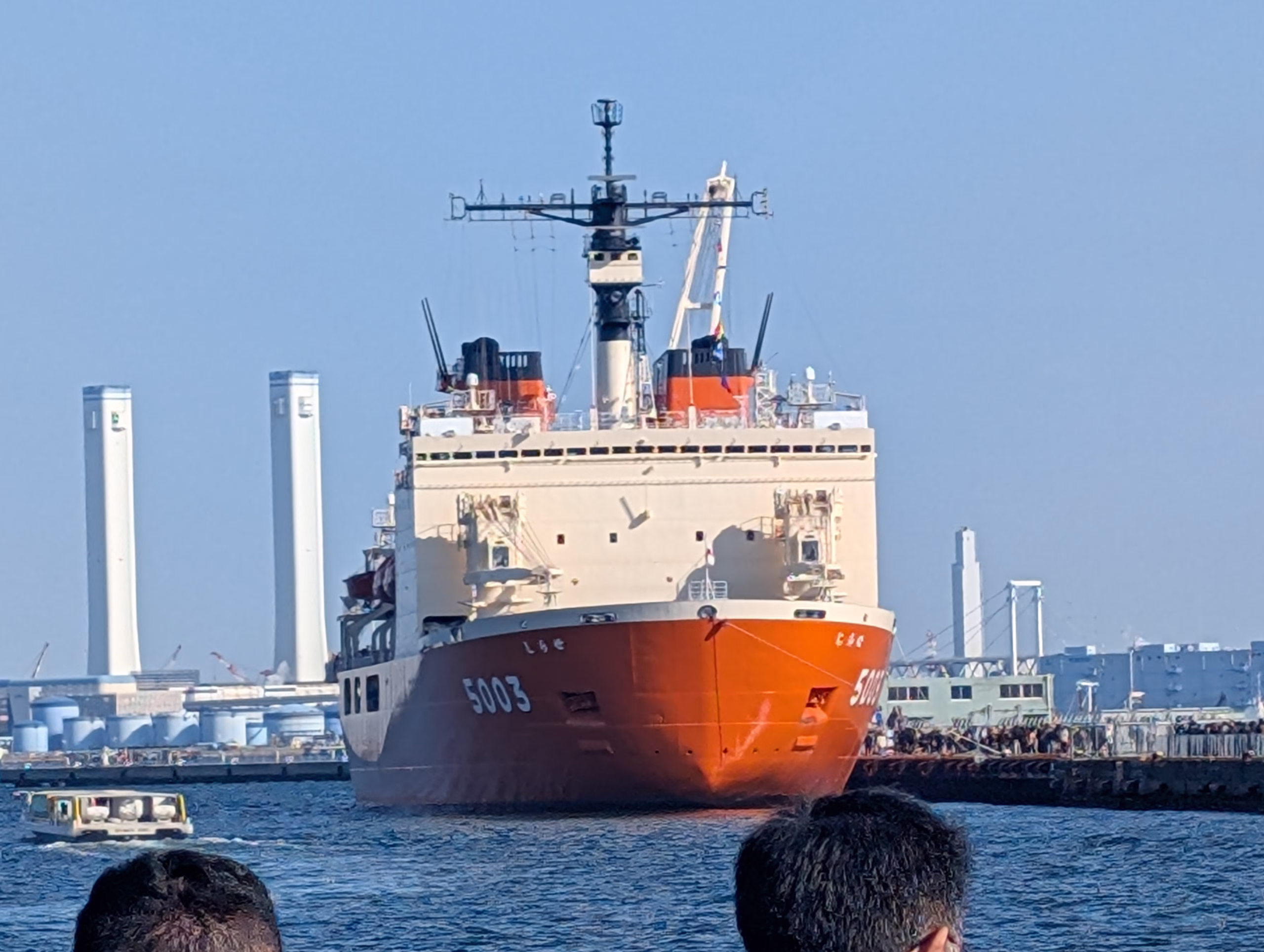 横浜・山下公園】「飛鳥III」と南極砕氷艦「しらせ」の豪華共演！