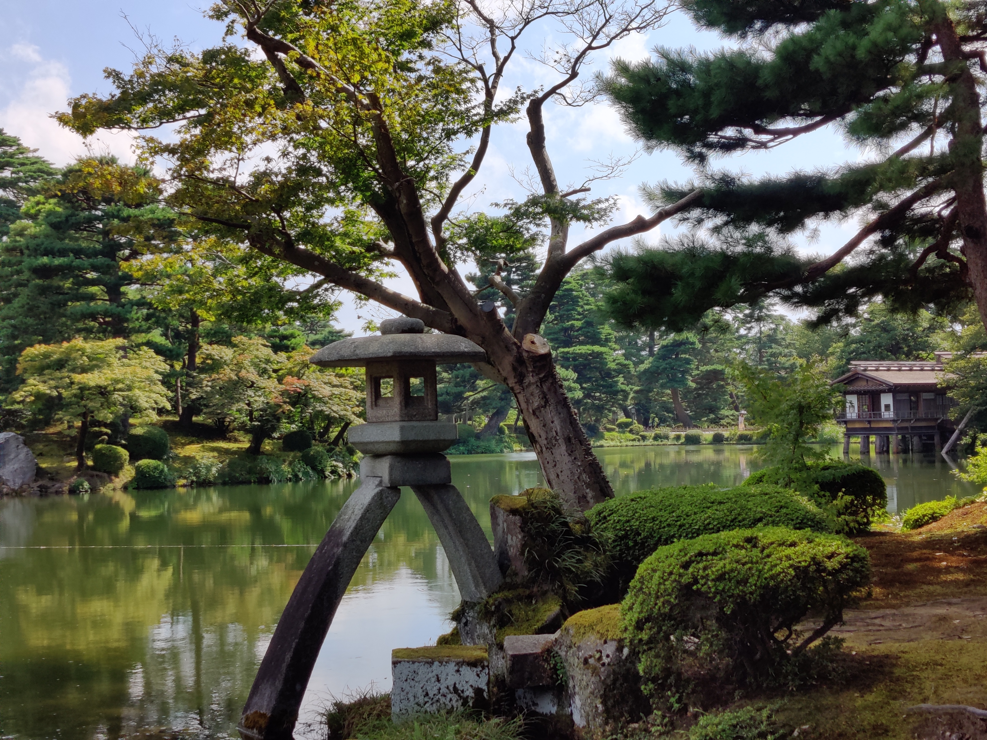 金沢駅・兼六園】加賀百万石の美を巡る旅。四季と歴史が織りなす「日本三名園」の絶景へ